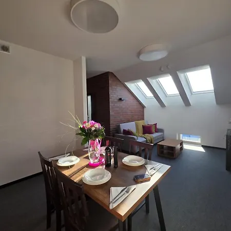 Loft Grojec Апартаменти
